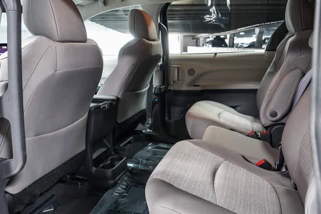 2024 Toyota Sienna LE 19