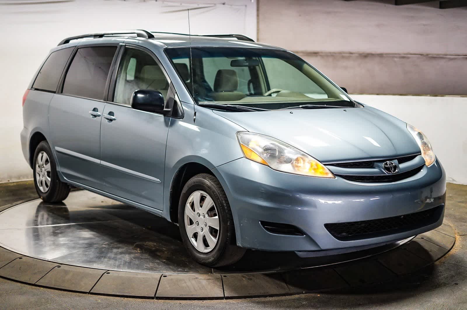 Thumbnail: 2010 Toyota Sienna - 3