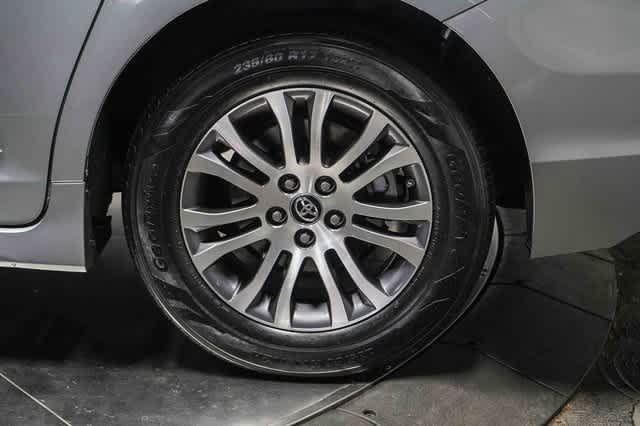 Thumbnail: 2019 Toyota Sienna - 11