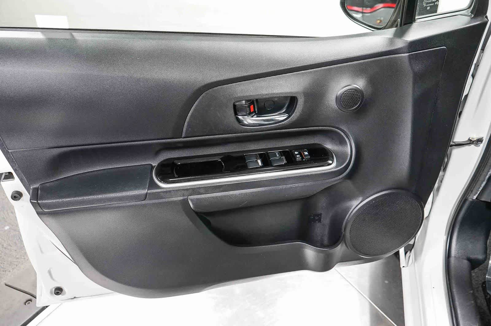 Thumbnail: 2016 Toyota Prius c - 22