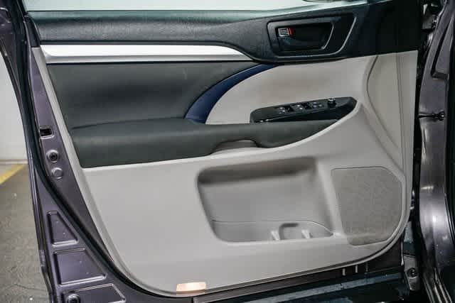 Thumbnail: 2016 Toyota Highlander - 20