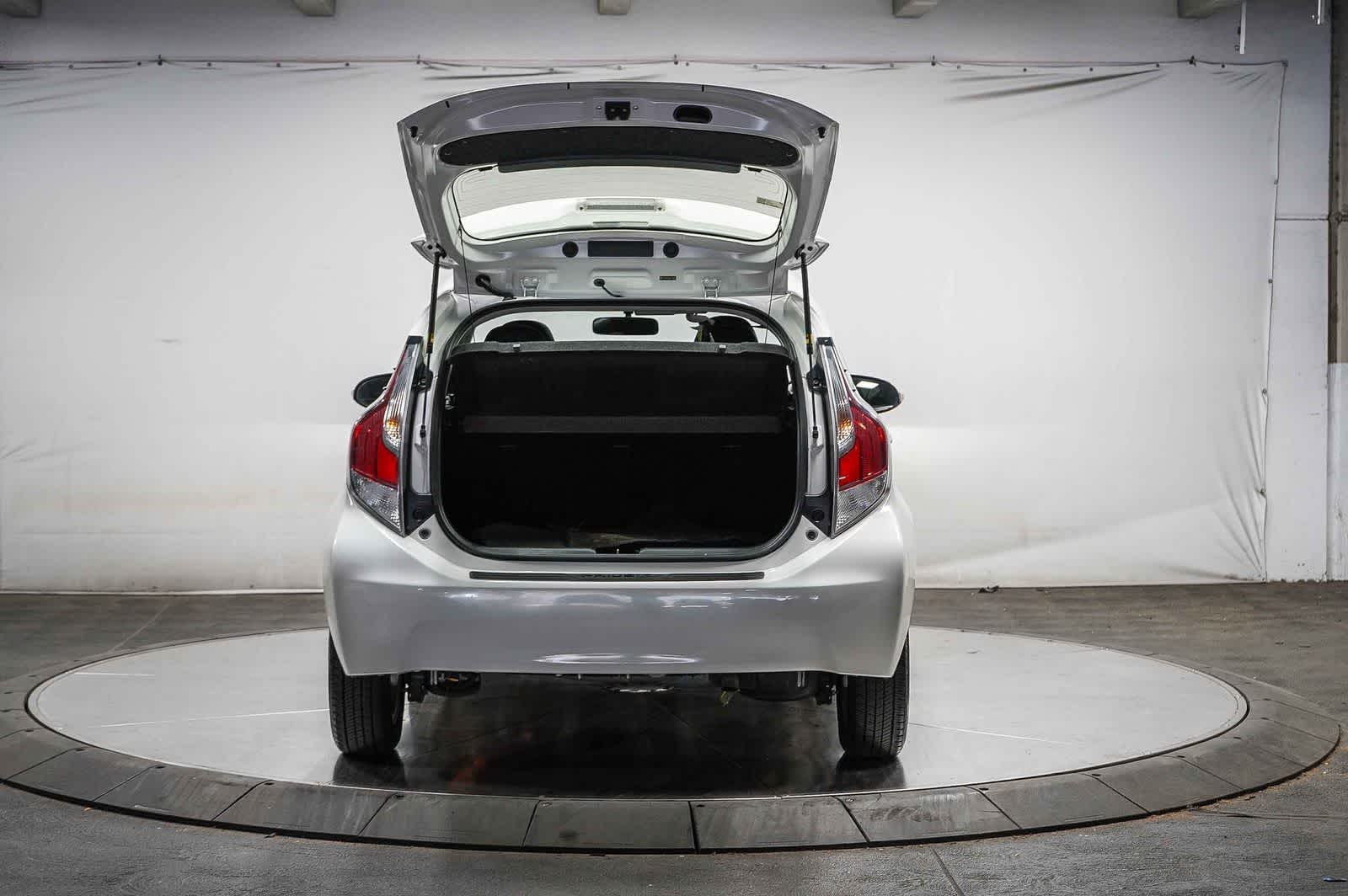 Thumbnail: 2016 Toyota Prius c - 27