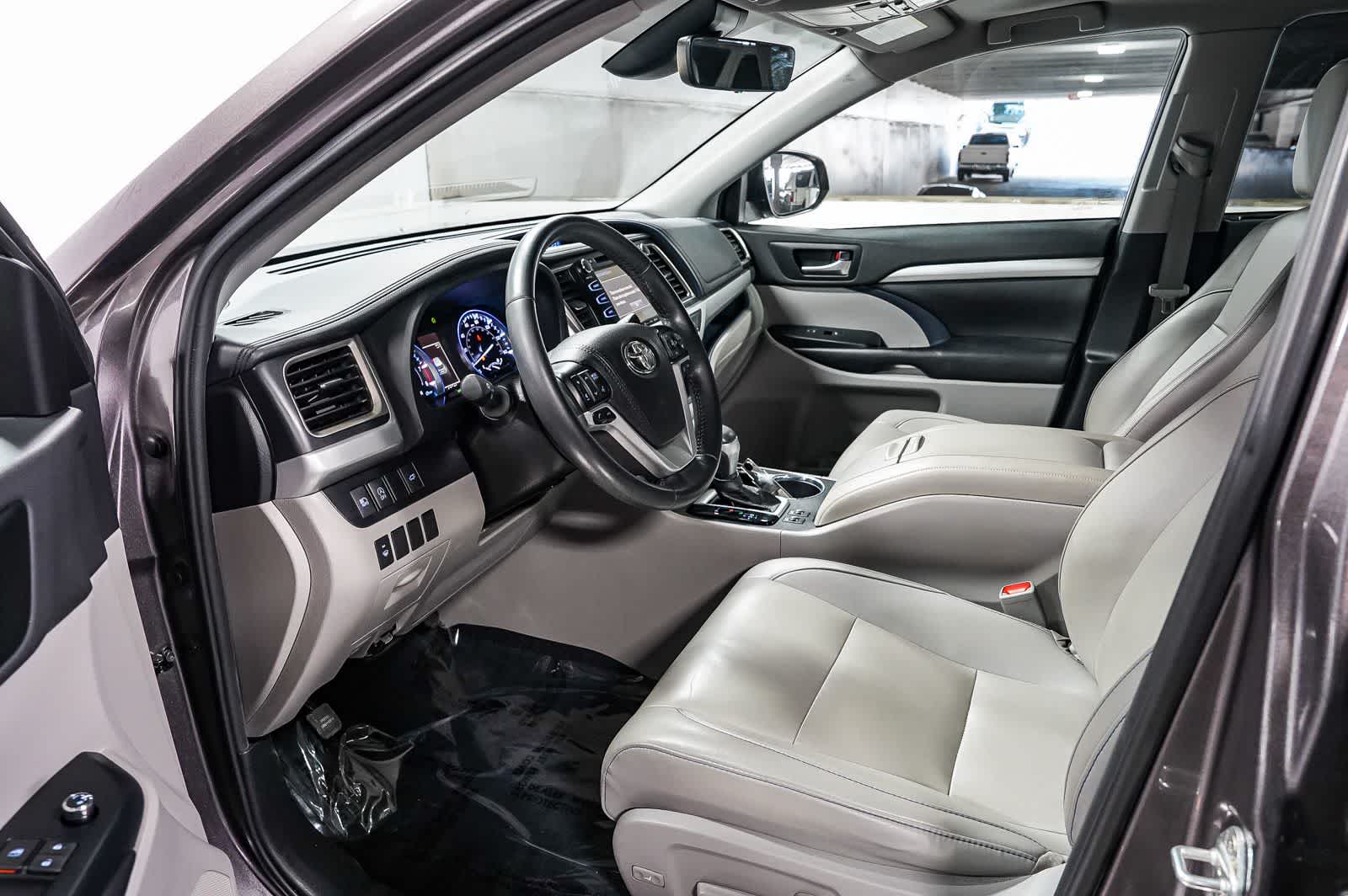 Thumbnail: 2019 Toyota Highlander - 18