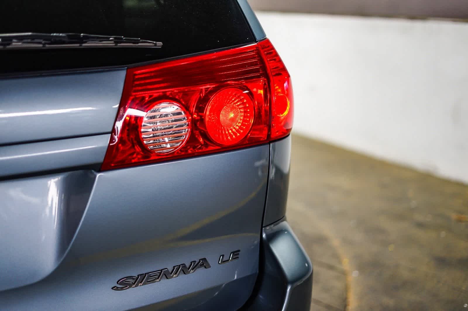 Thumbnail: 2010 Toyota Sienna - 10