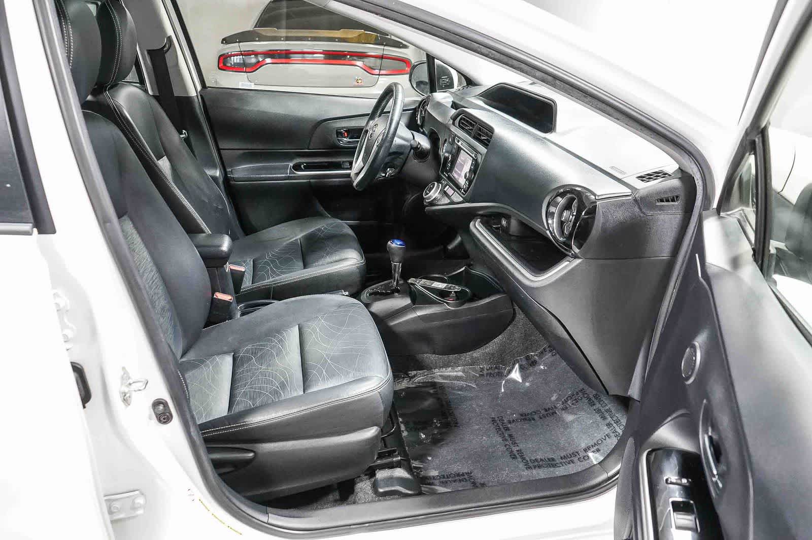 Thumbnail: 2016 Toyota Prius c - 17