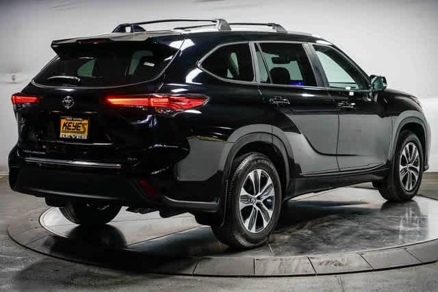 Thumbnail: 2023 Toyota Highlander - 4
