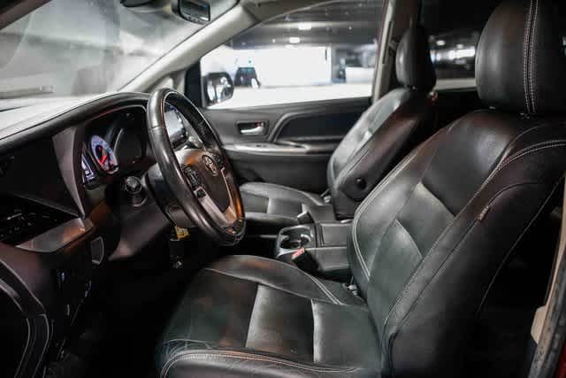 Thumbnail: 2020 Toyota Sienna - 16