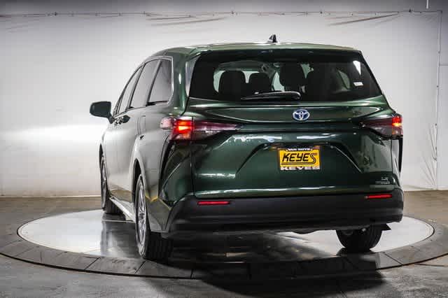 2024 Toyota Sienna LE 2