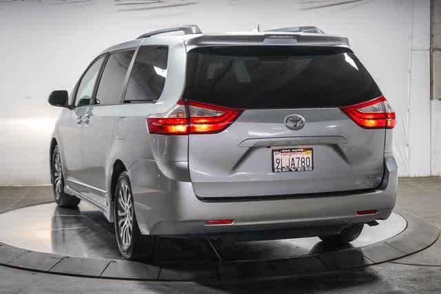 Thumbnail: 2019 Toyota Sienna - 3