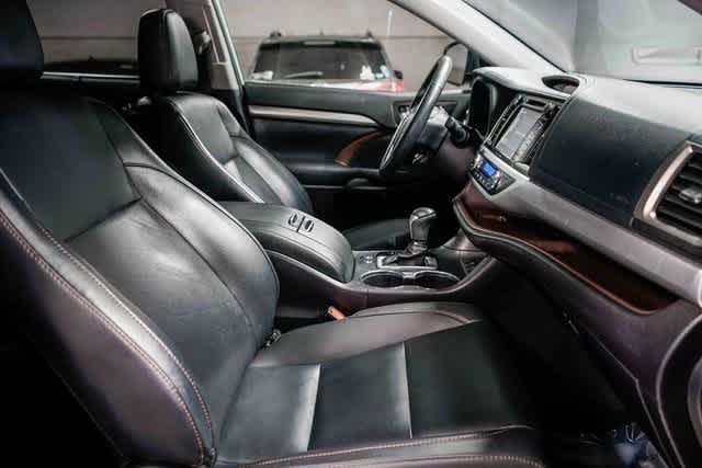 Thumbnail: 2019 Toyota Highlander - 16