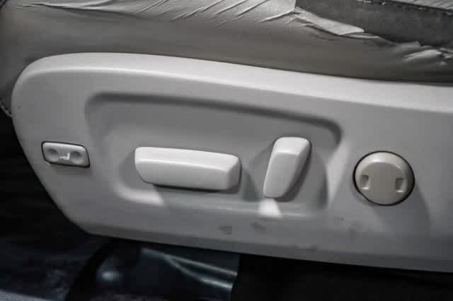 2014 Toyota Highlander Limited Platinum 23