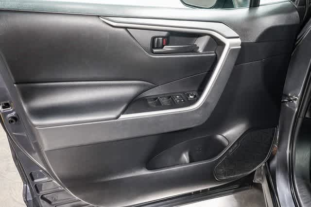 2019 Toyota RAV4 LE 22