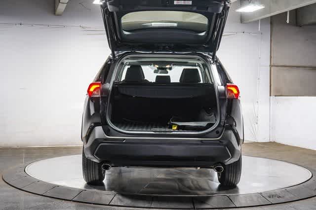 2021 Toyota RAV4 XLE 28