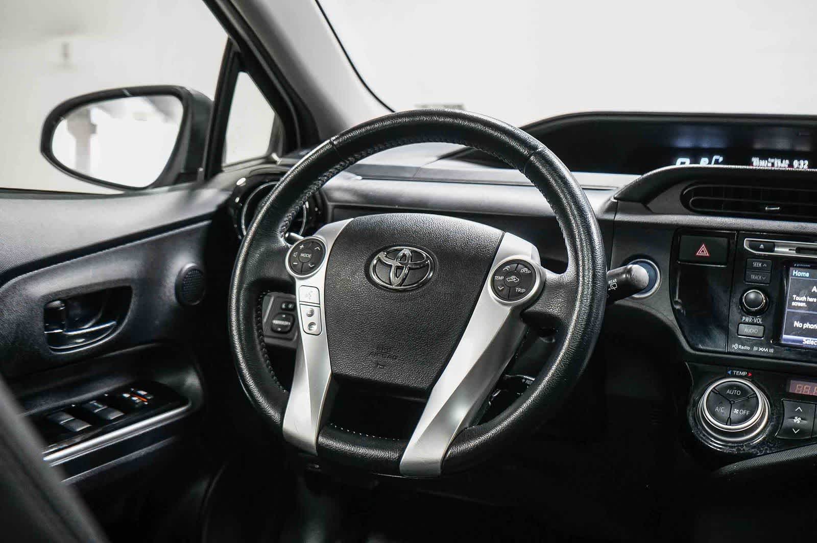 Thumbnail: 2016 Toyota Prius c - 15