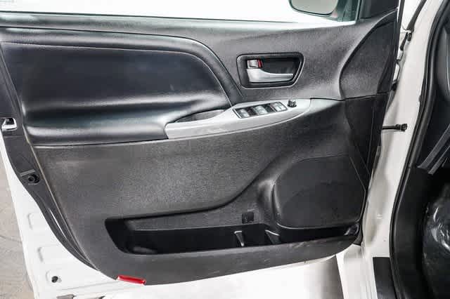 Thumbnail: 2020 Toyota Sienna - 20