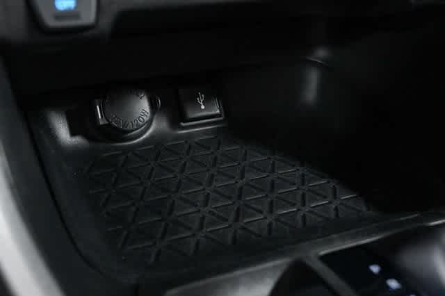 2022 Toyota RAV4 XLE 24