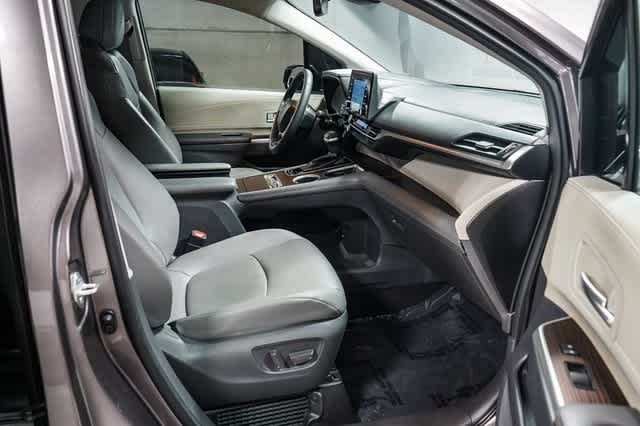 Thumbnail: 2021 Toyota Sienna - 18