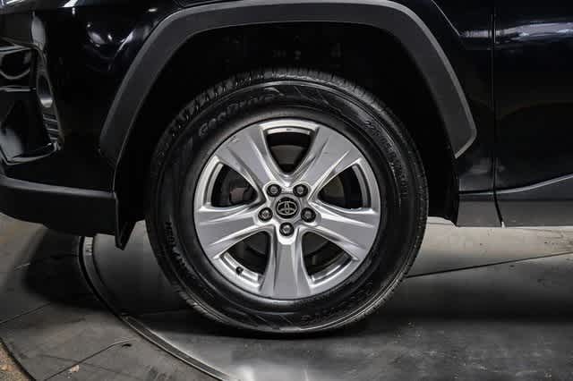 2021 Toyota RAV4 XLE 10