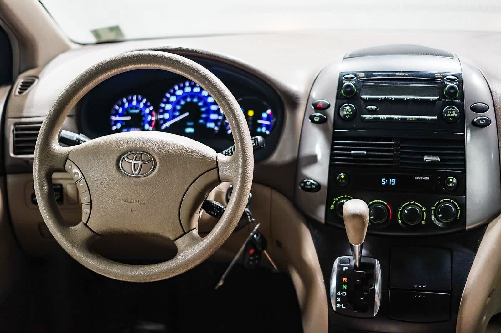 Thumbnail: 2010 Toyota Sienna - 11