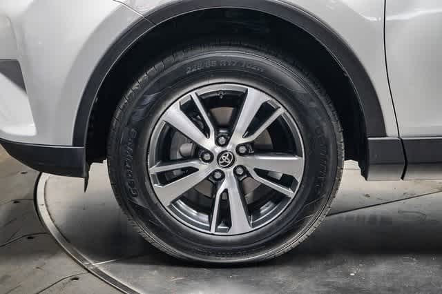 Thumbnail: 2018 Toyota RAV4 - 10