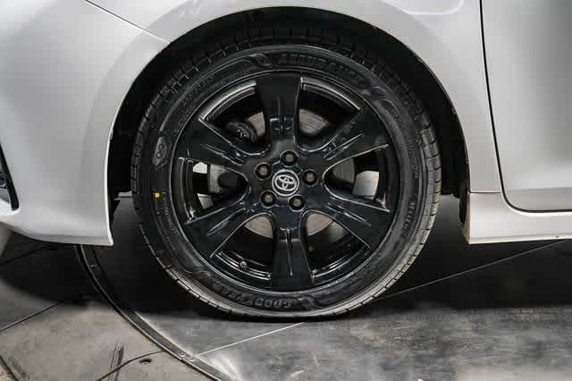 Thumbnail: 2020 Toyota Sienna - 10