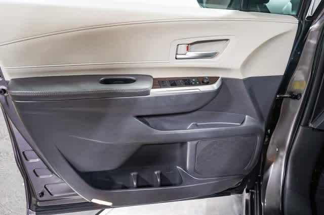 Thumbnail: 2021 Toyota Sienna - 24