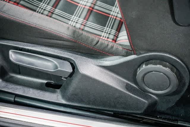 Thumbnail: 2016 Volkswagen Golf - 19