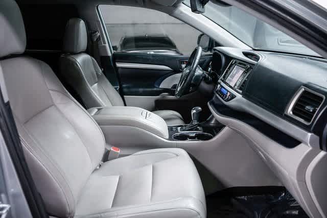 Thumbnail: 2019 Toyota Highlander - 16
