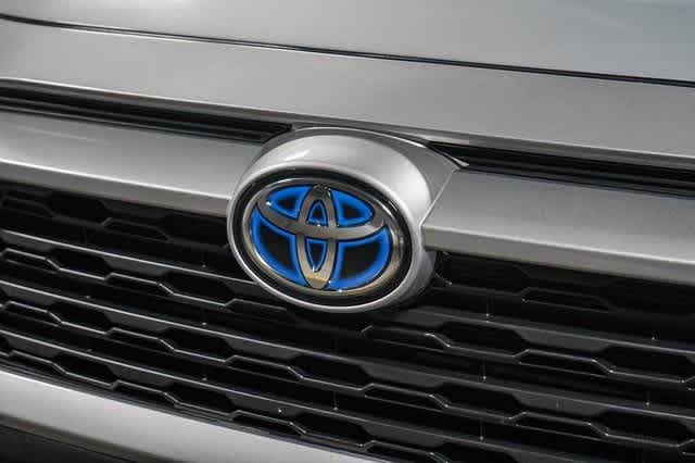 Thumbnail: 2021 Toyota RAV4 - 8
