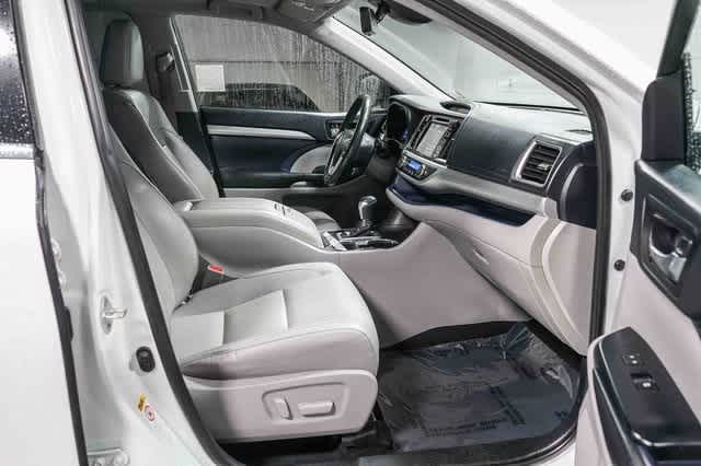 Thumbnail: 2019 Toyota Highlander - 17
