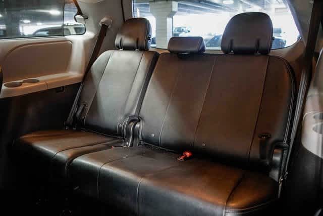 Thumbnail: 2020 Toyota Sienna - 18