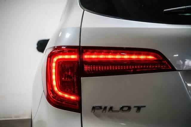Thumbnail: 2017 Honda Pilot - 9
