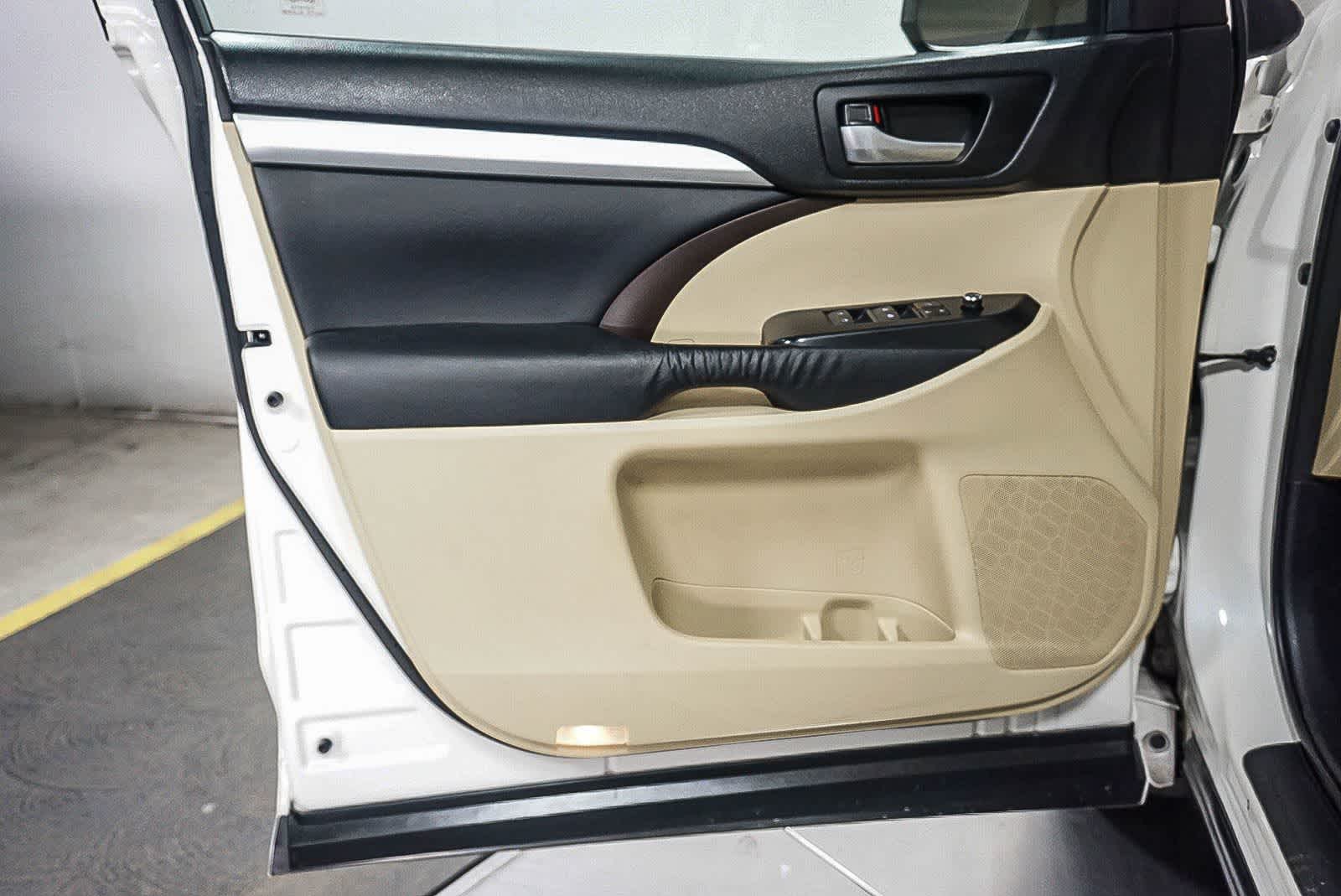 Thumbnail: 2015 Toyota Highlander - 24