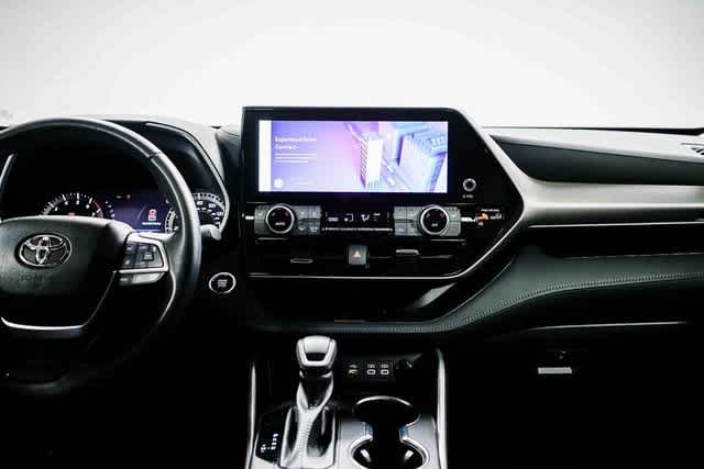 Thumbnail: 2023 Toyota Highlander - 13