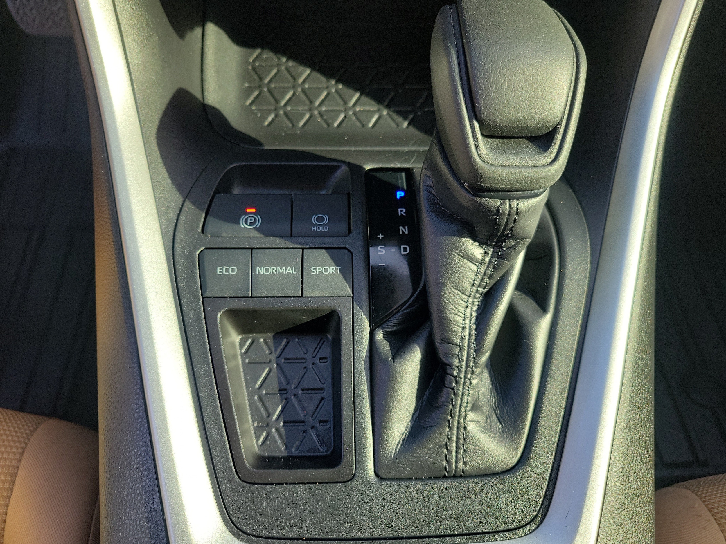 2020 Toyota RAV4 LE - Photo 33