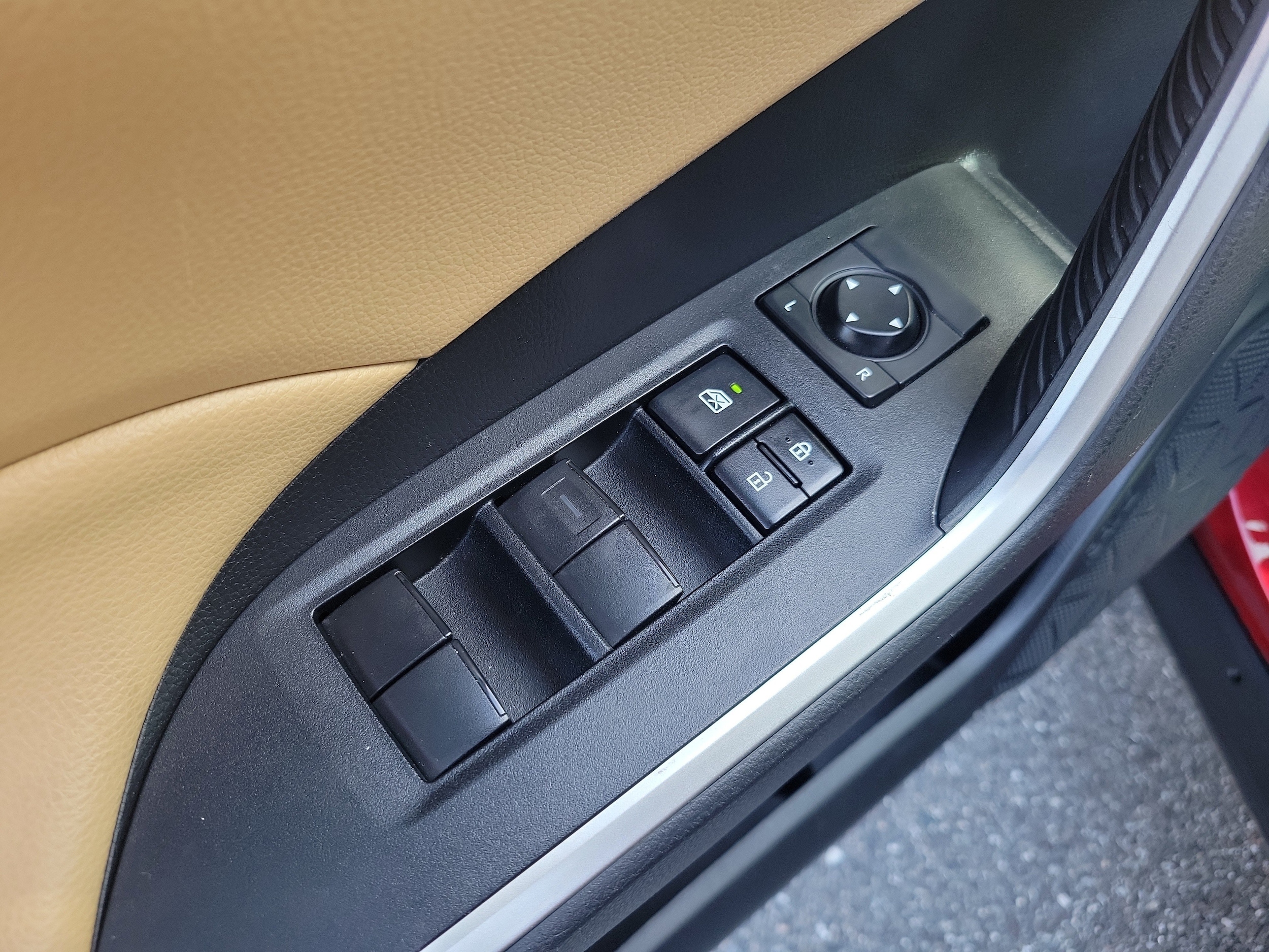 2020 Toyota RAV4 LE - Photo 19