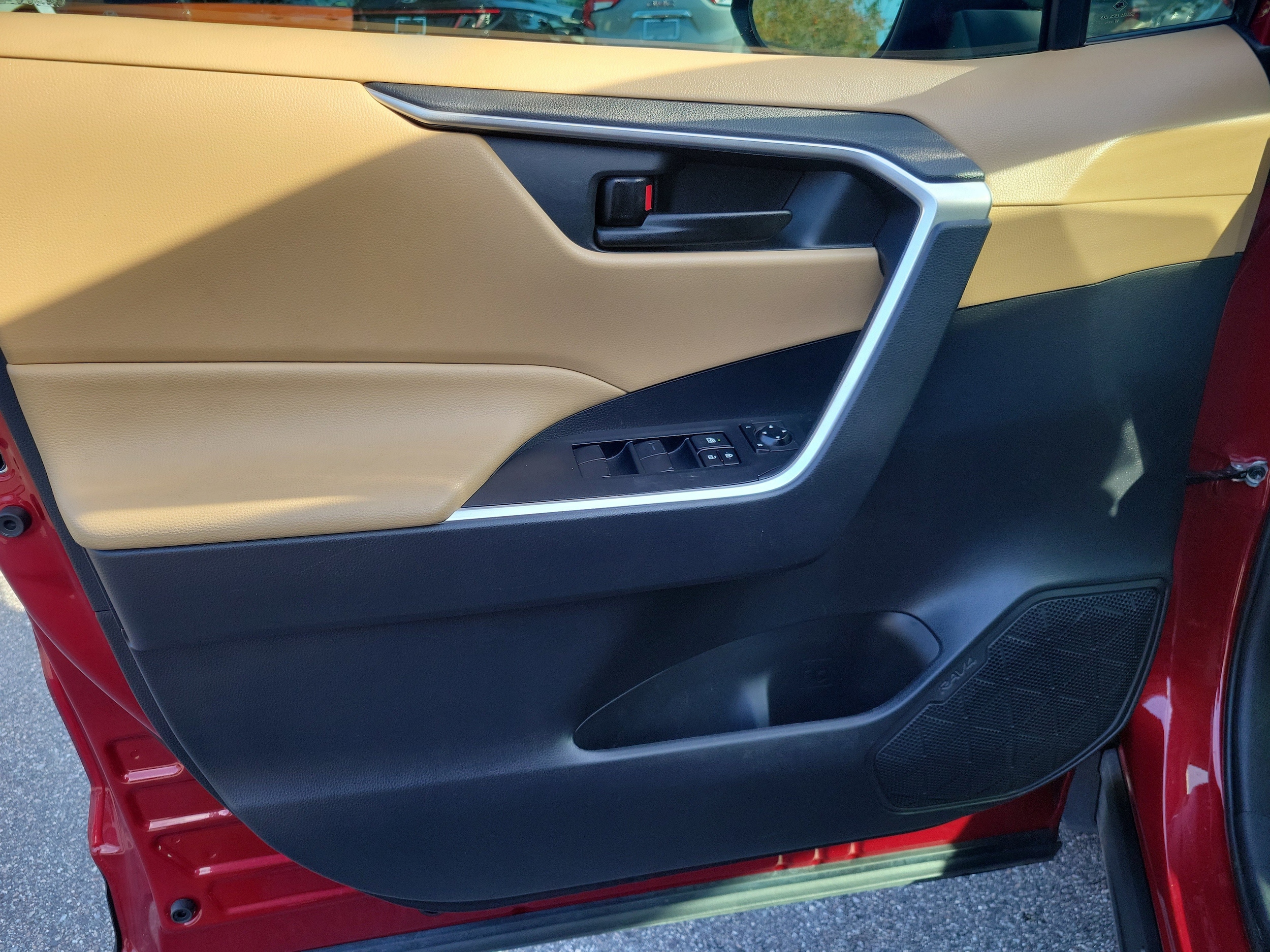 2020 Toyota RAV4 LE - Photo 18
