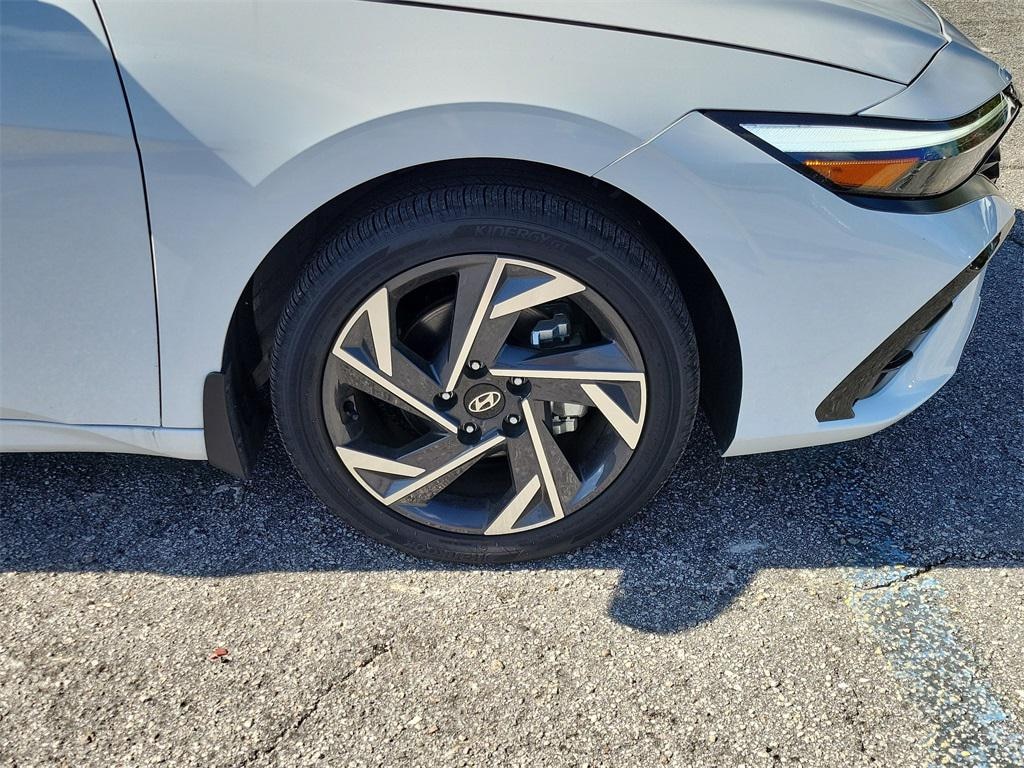 New 2025 Hyundai Elantra Hybrid Limited Sedan