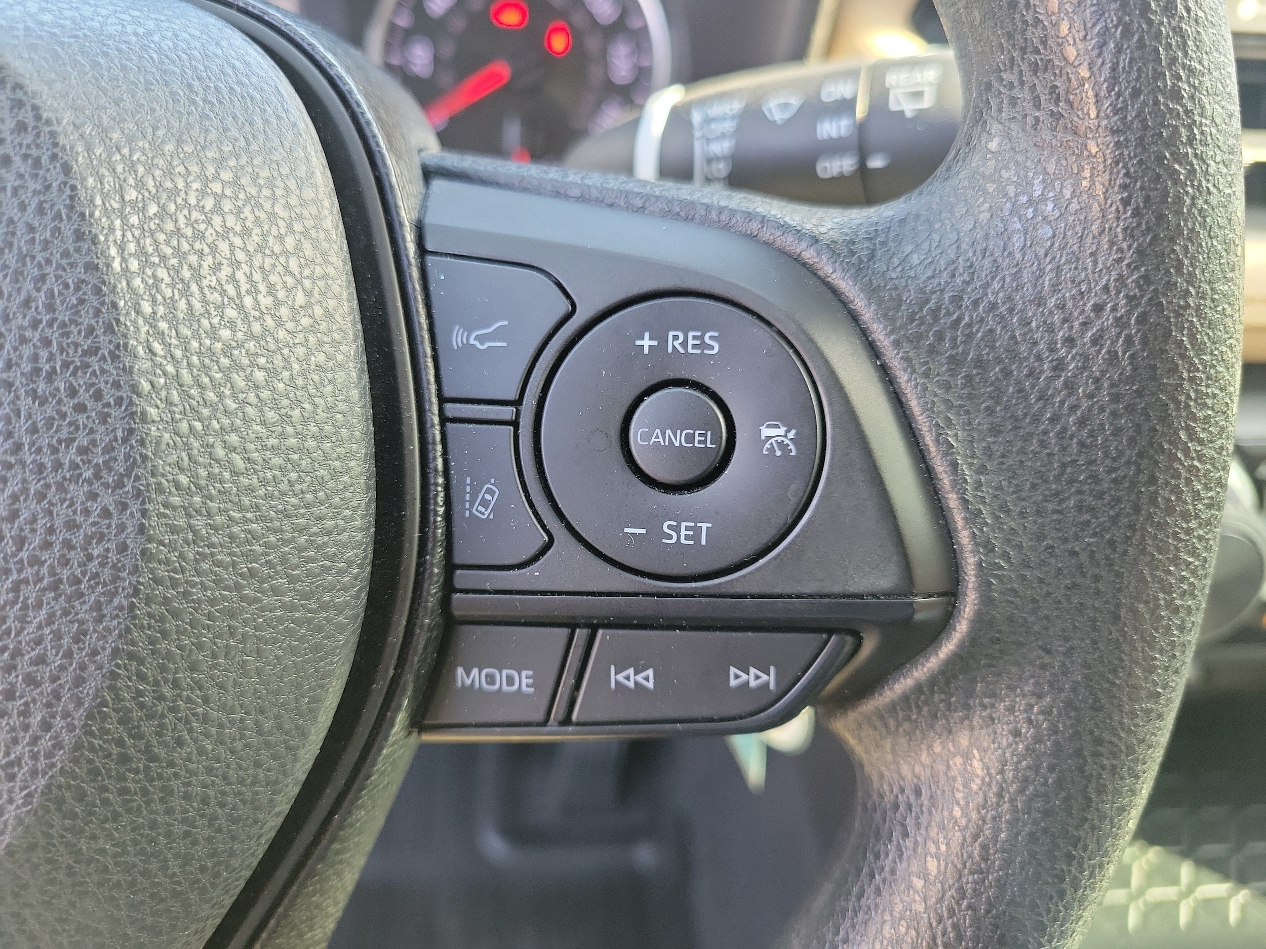2020 Toyota RAV4 LE - Photo 27