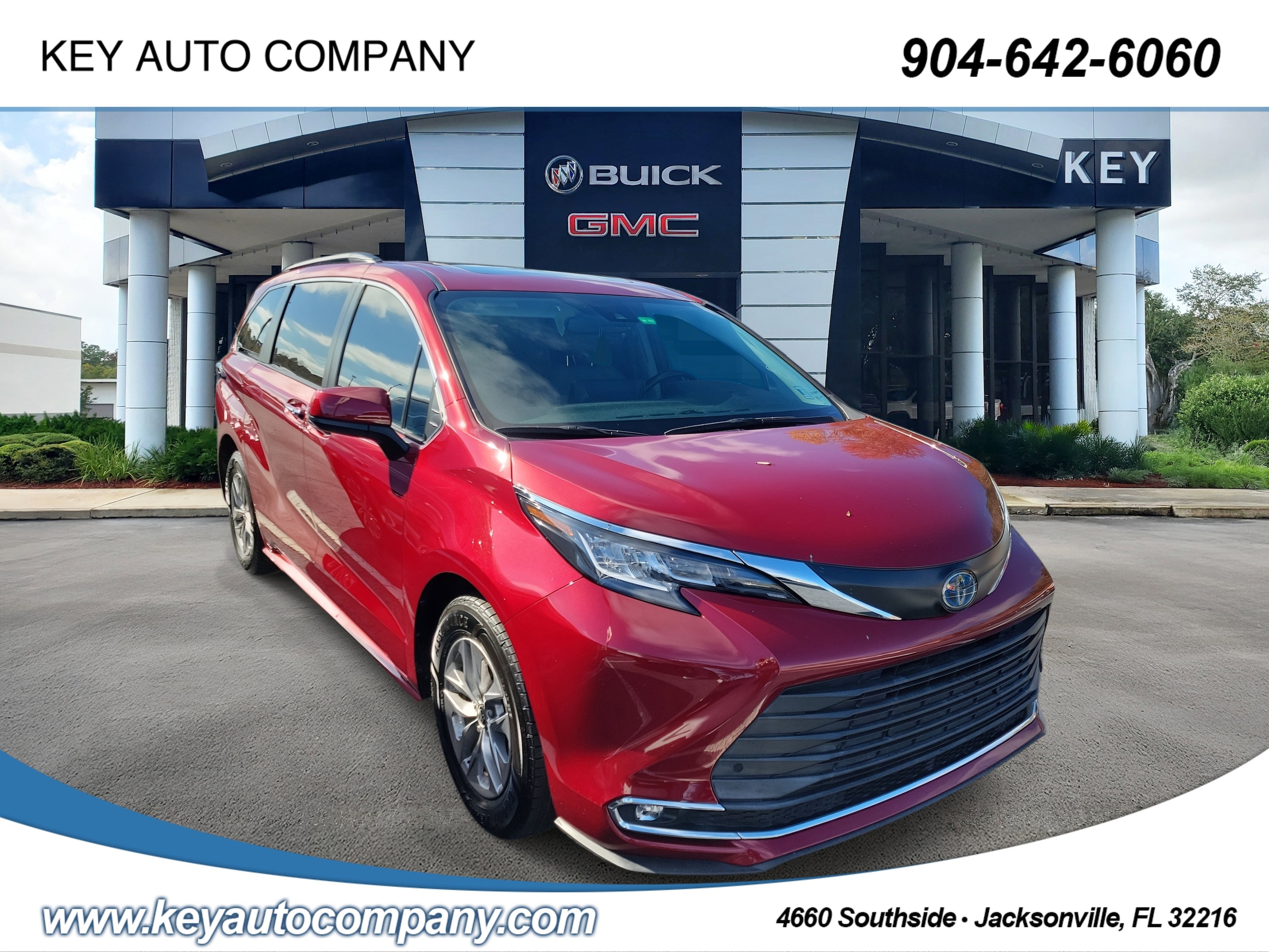 2022 Toyota Sienna XLE's photo