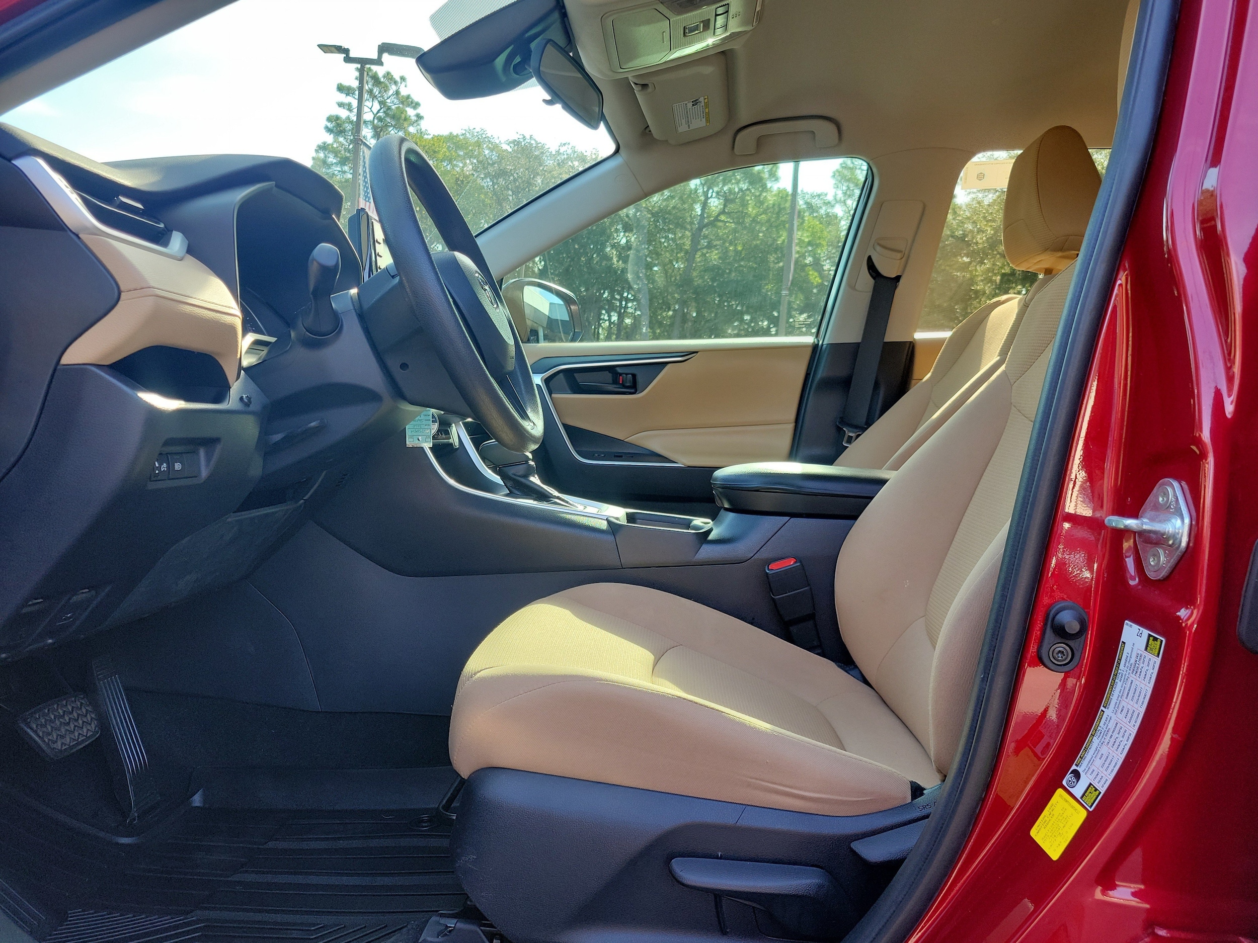 2020 Toyota RAV4 LE - Photo 21