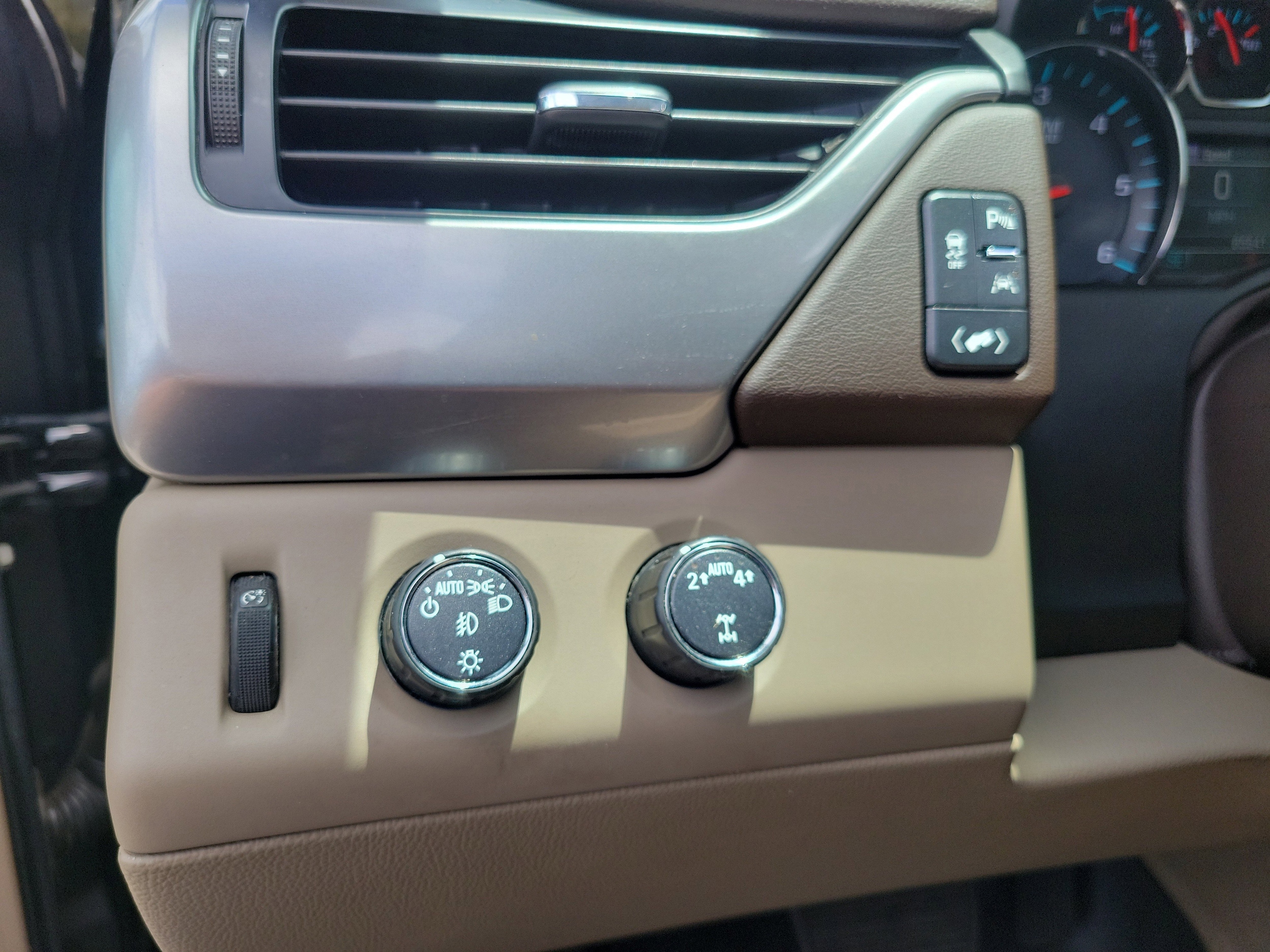 2019 Chevrolet Tahoe LT - Photo 28
