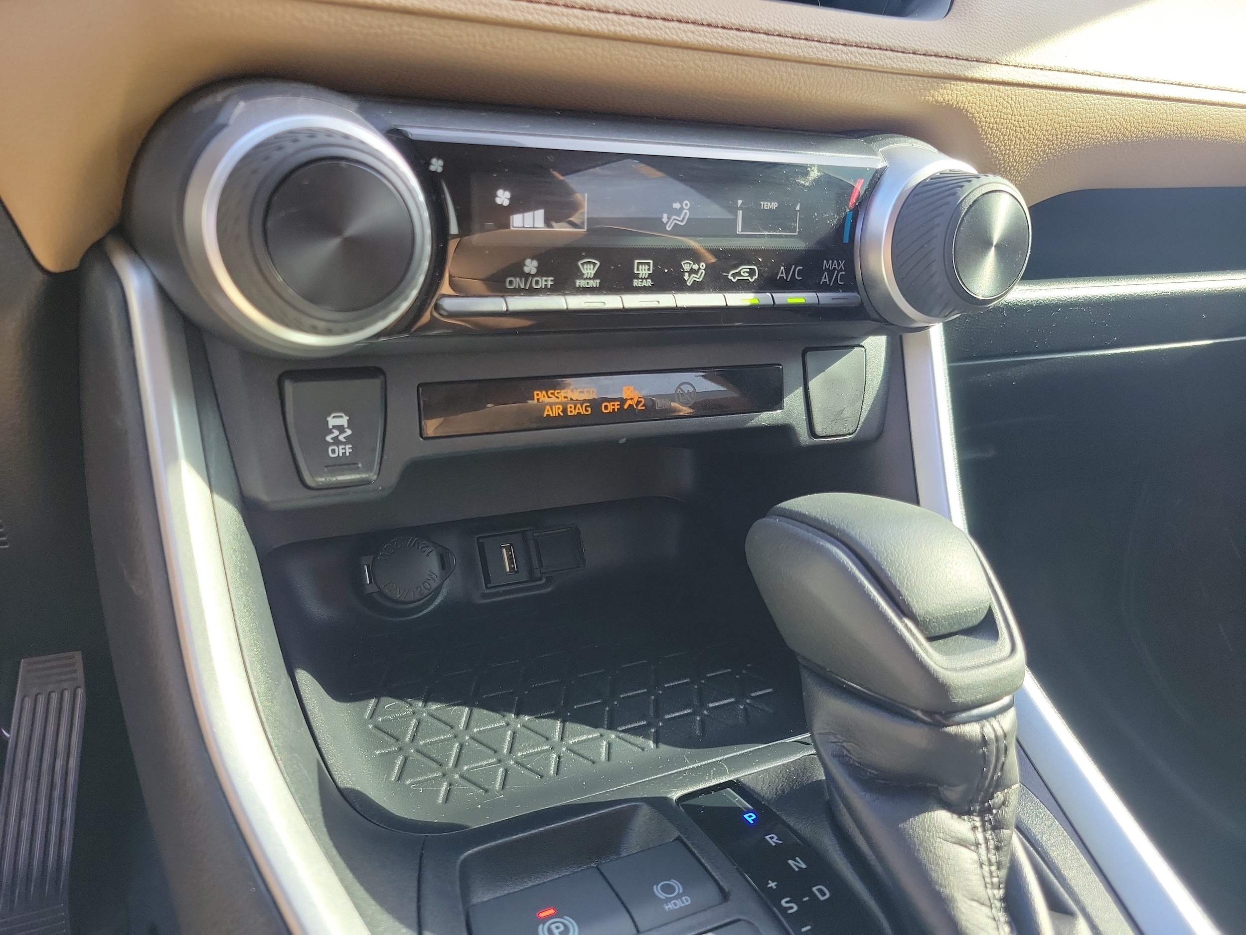 2020 Toyota RAV4 LE - Photo 31