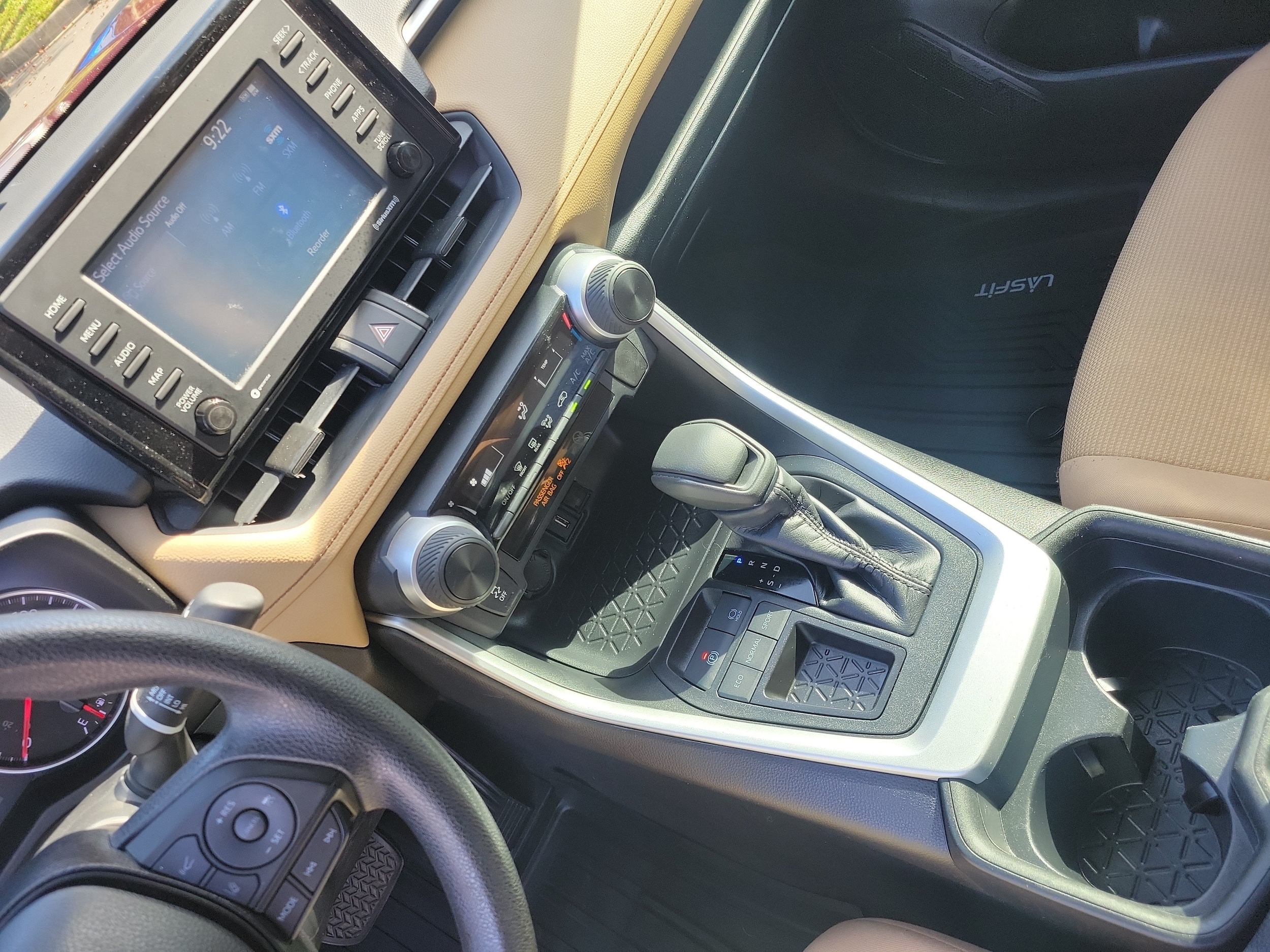 2020 Toyota RAV4 LE - Photo 34