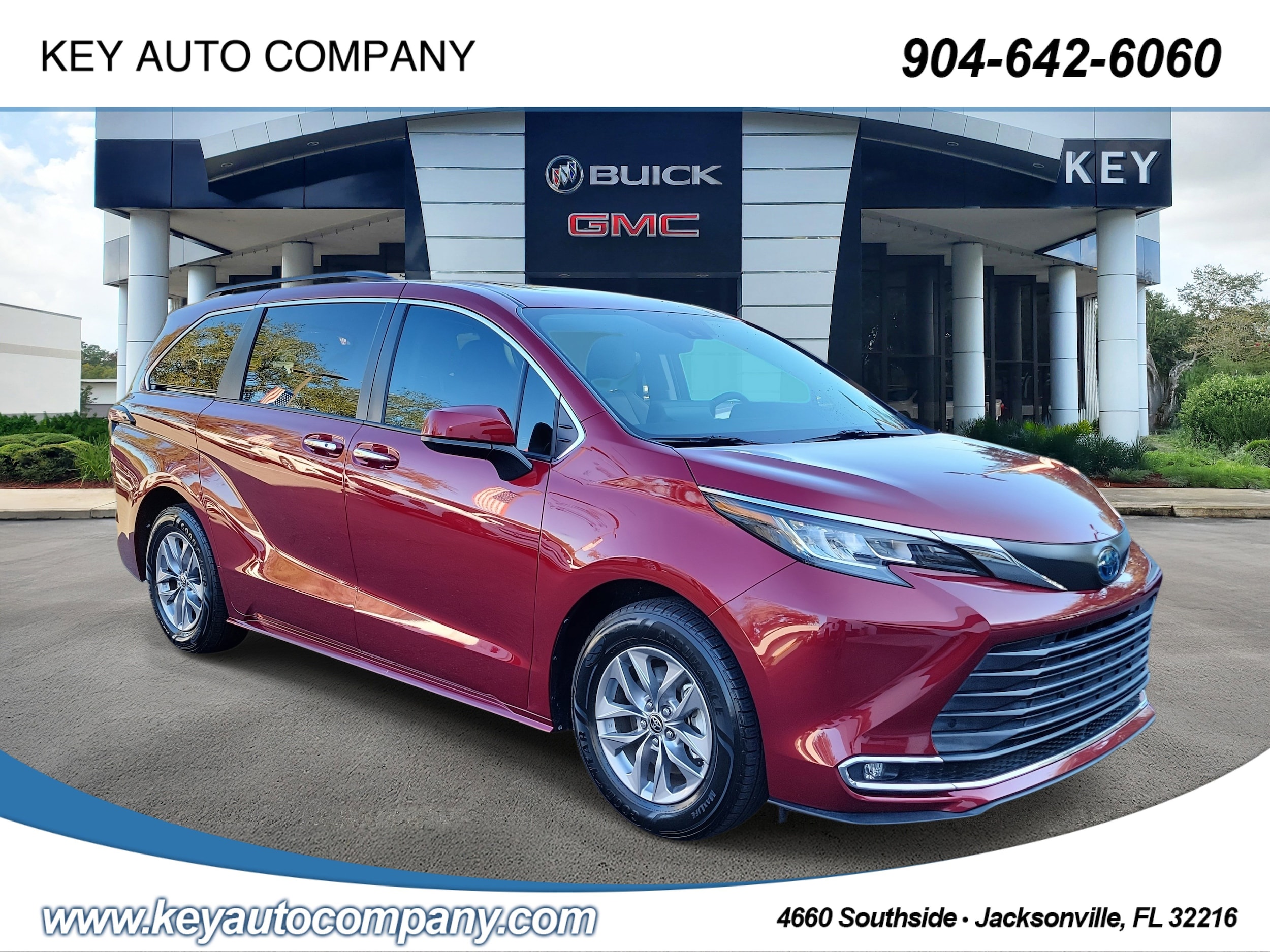 2022 Toyota Sienna XLE's photo