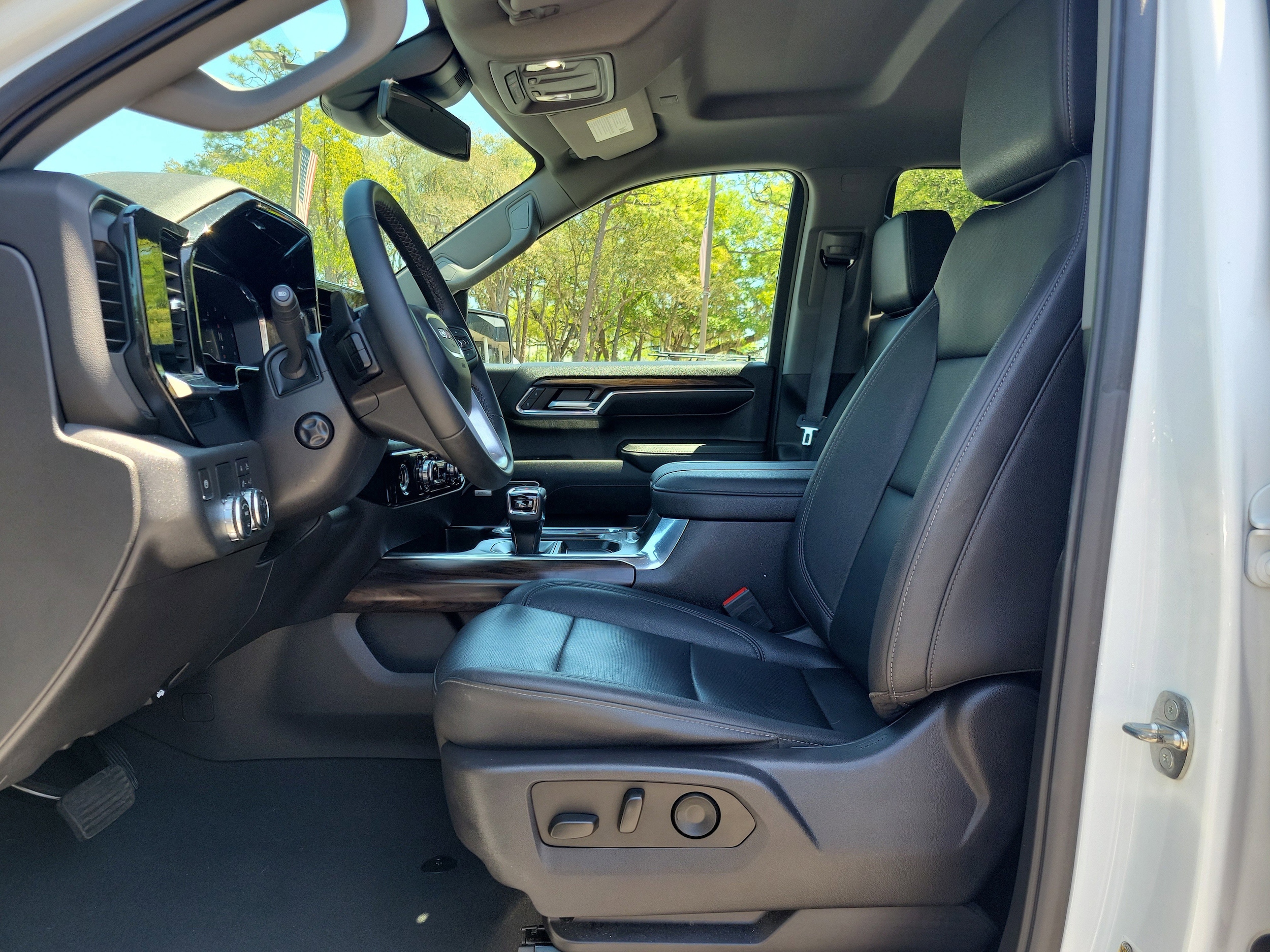 2024 GMC Sierra 1500 SLT - Photo 22