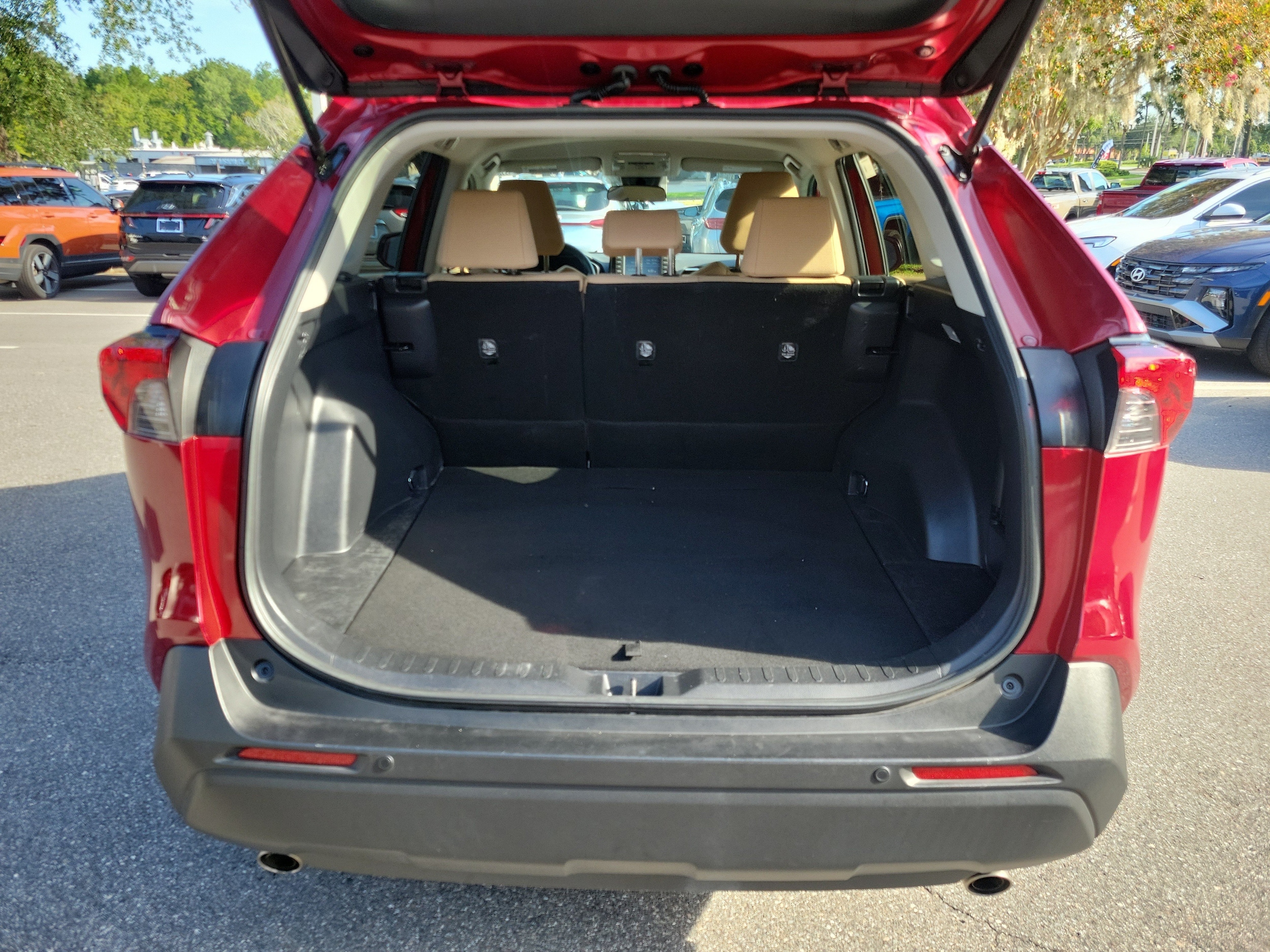 2020 Toyota RAV4 LE - Photo 11