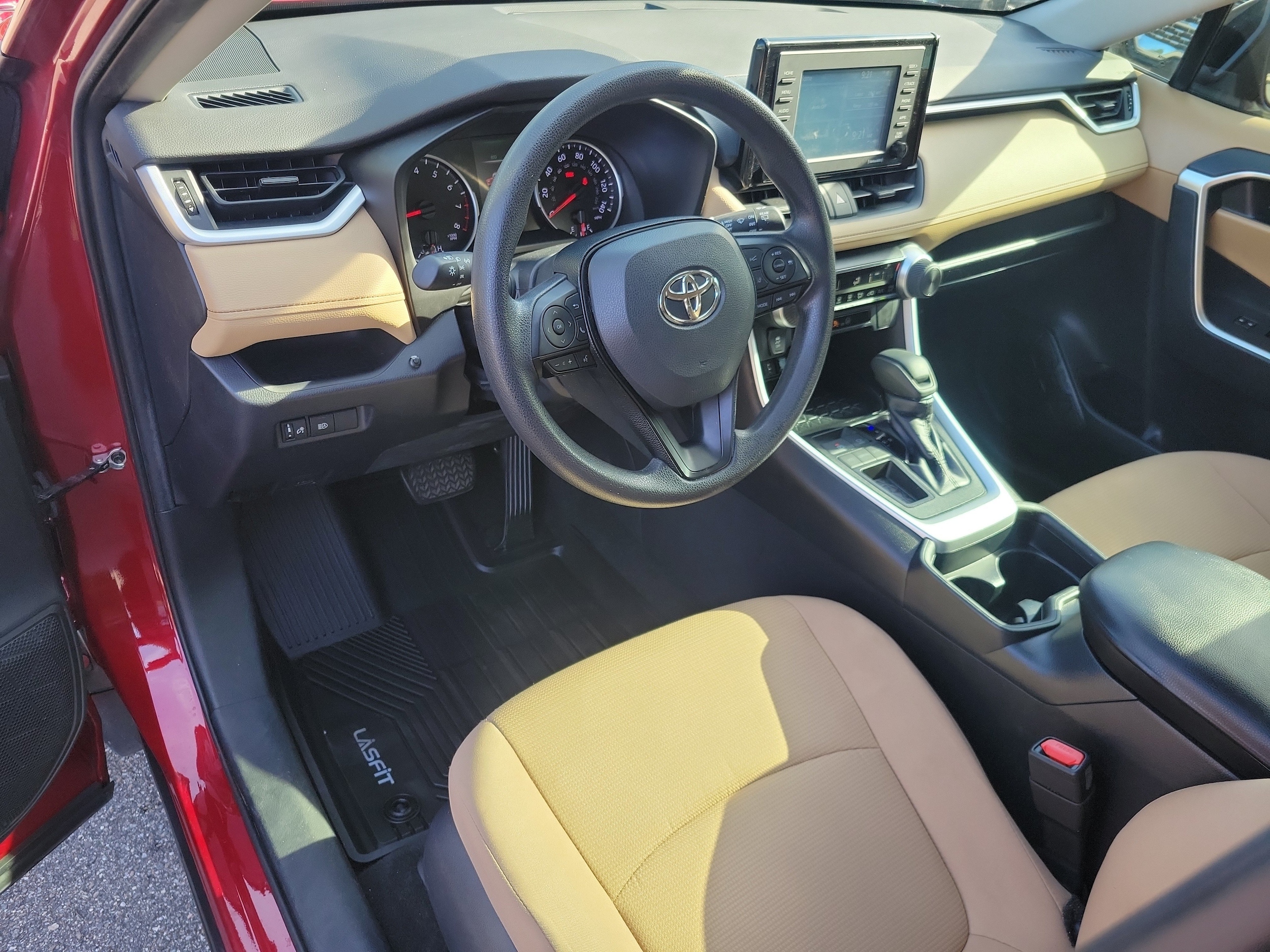 2020 Toyota RAV4 LE - Photo 20