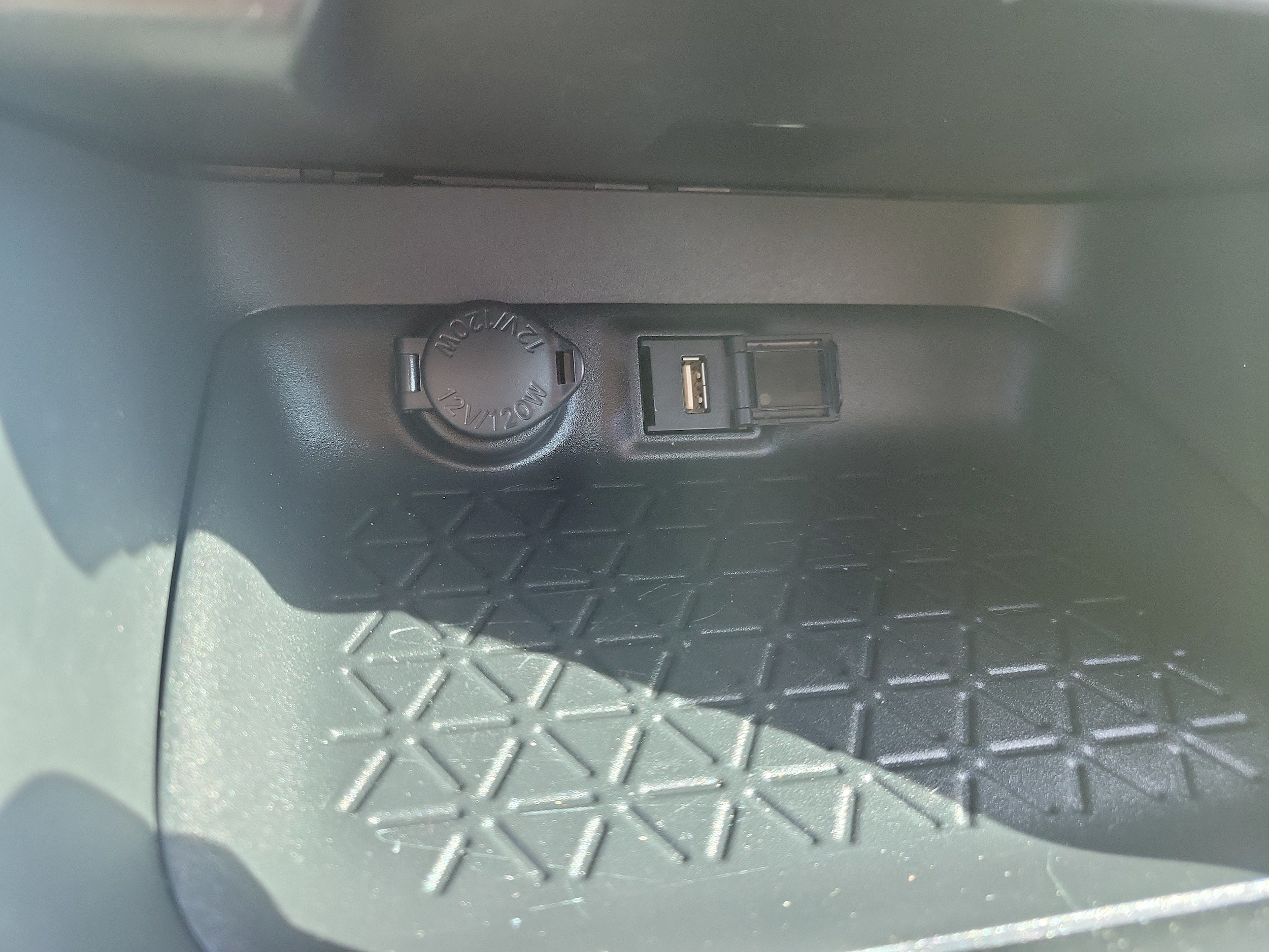2020 Toyota RAV4 LE - Photo 32