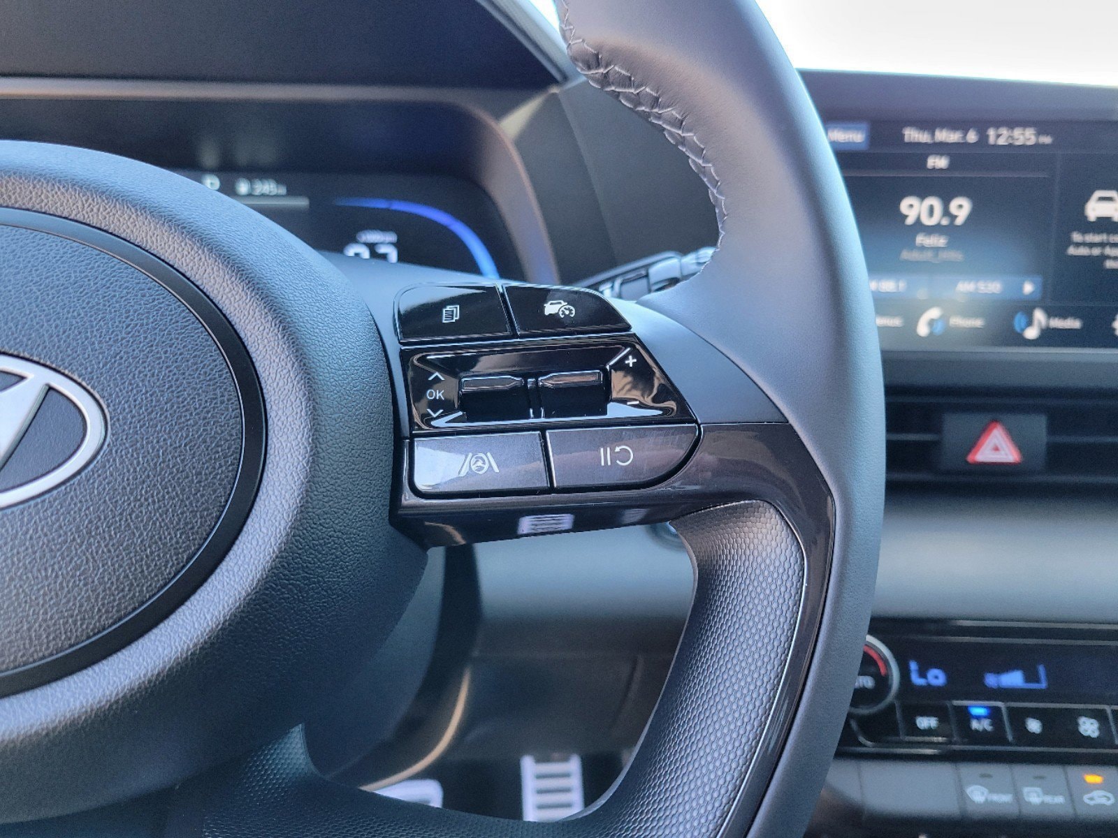 2025 Hyundai Elantra SEL - Photo 16